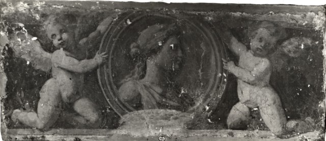 Anonimo — Anonimo romano - sec. XVI - Putti alati che reggono un medaglione con busto femminile — insieme